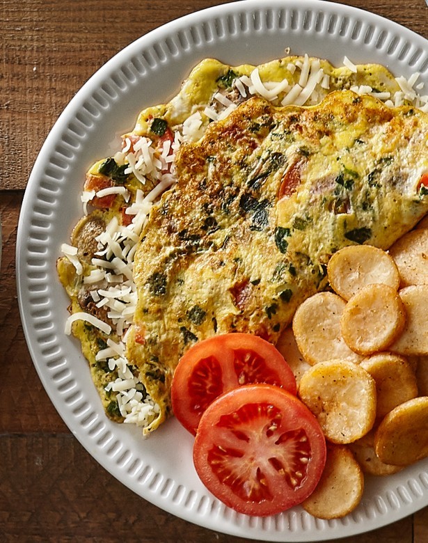 Combo omelette végétarienne avec gauffre, bacon, fruit et patate